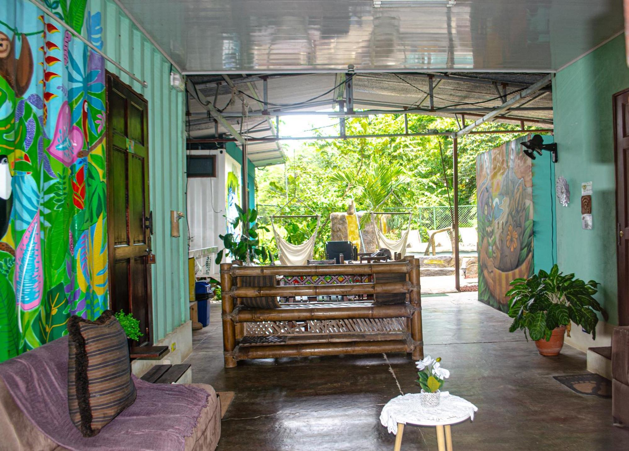 Bed and Breakfast The Jungle Container Quepos Exterior foto