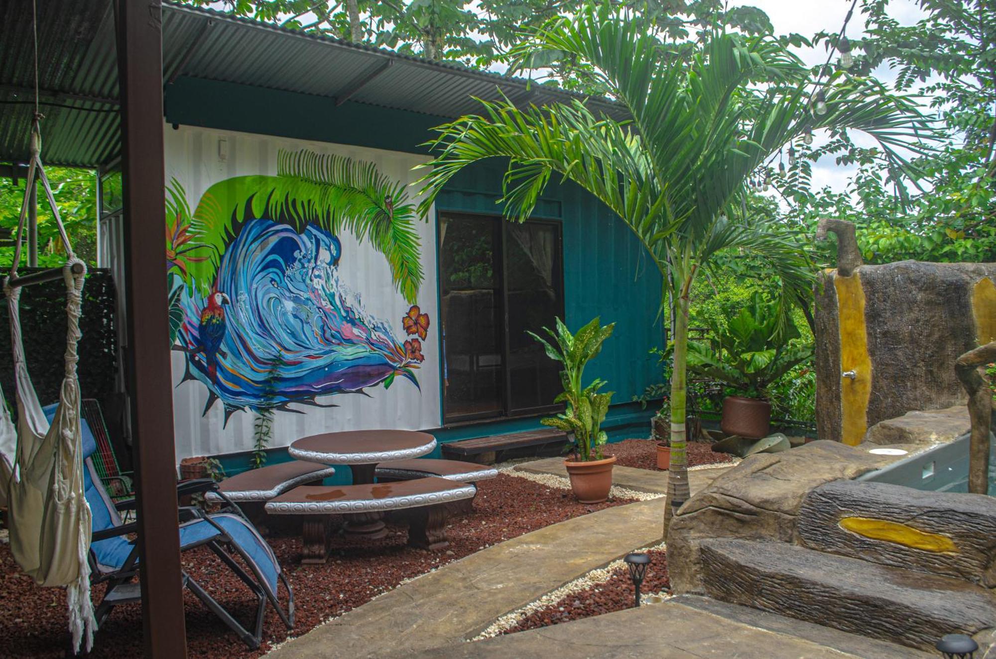 Bed and Breakfast The Jungle Container Quepos Exterior foto