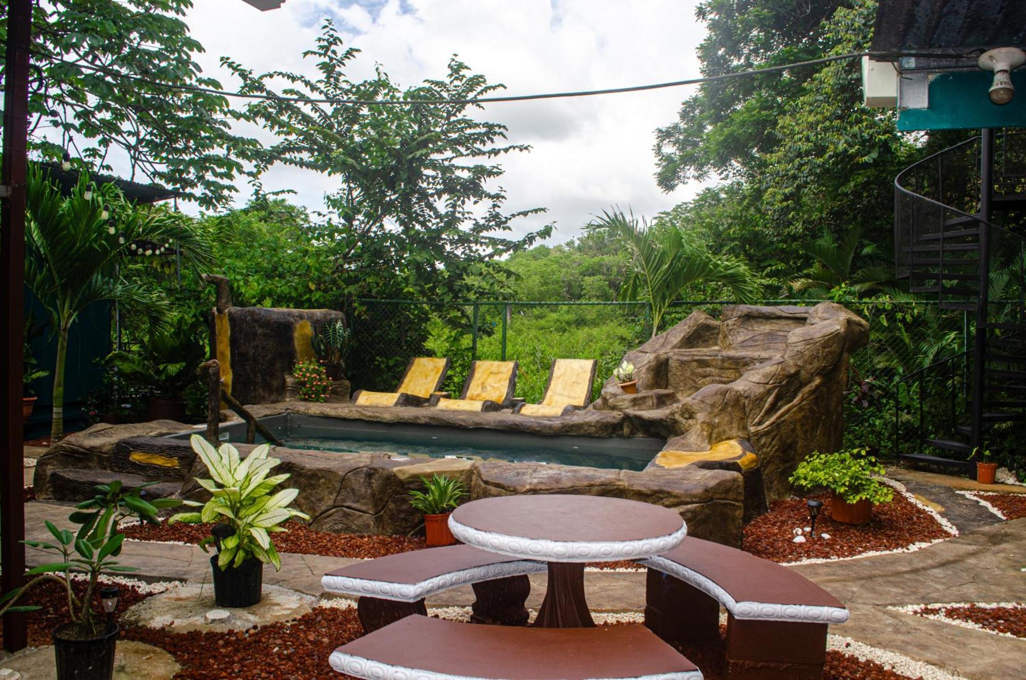 Bed and Breakfast The Jungle Container Quepos Exterior foto