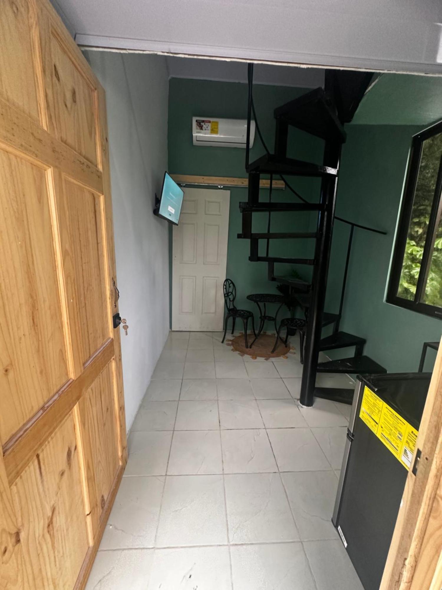 Bed and Breakfast The Jungle Container Quepos Exterior foto