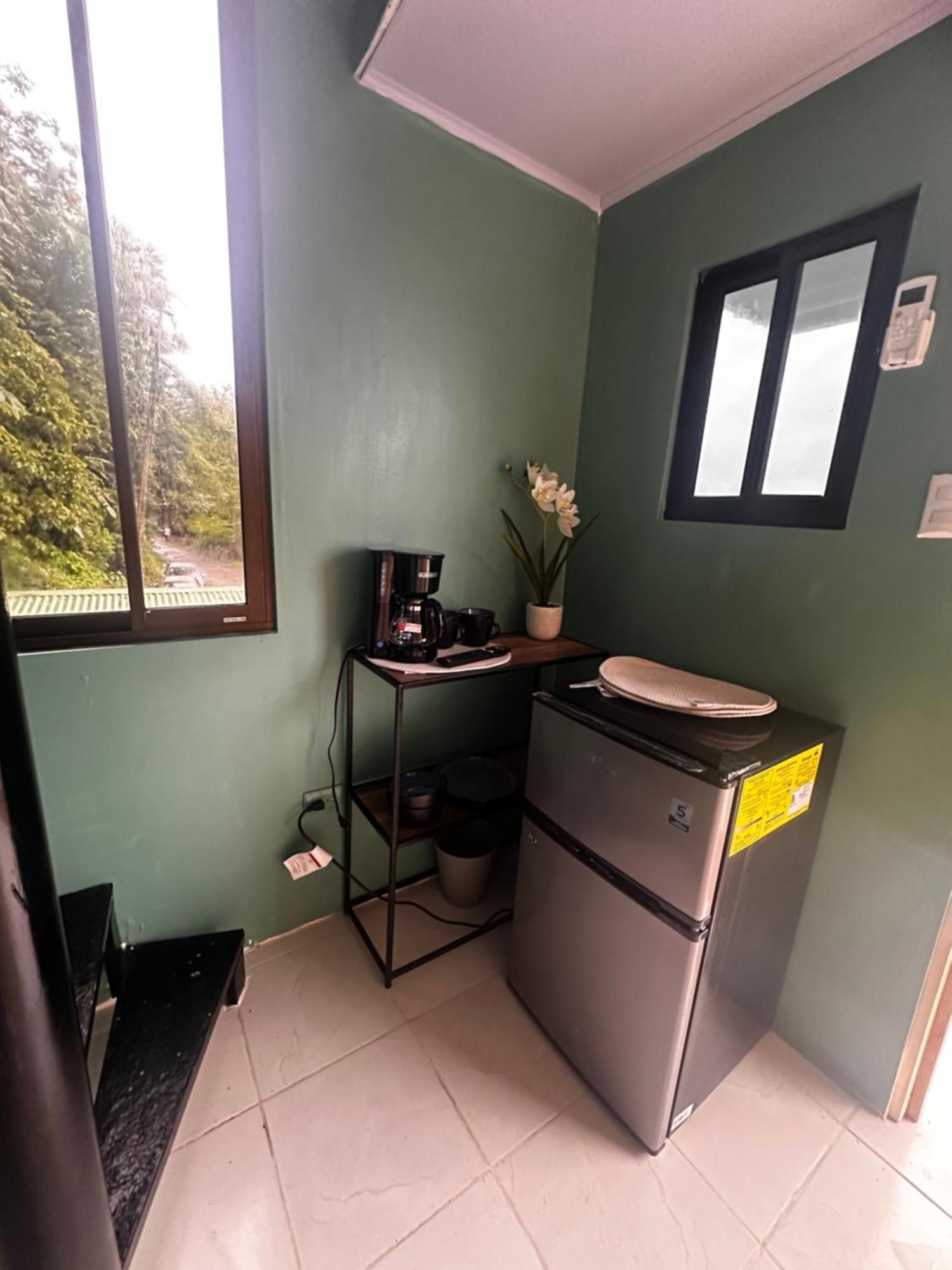 Bed and Breakfast The Jungle Container Quepos Exterior foto